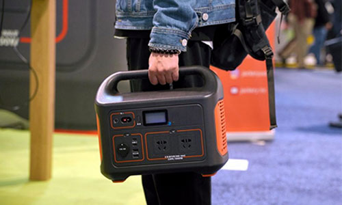 <b>户外露营苦恼没电?91抖音成长人版安装IOS电气便携式UPS储能电源为你解忧</b>